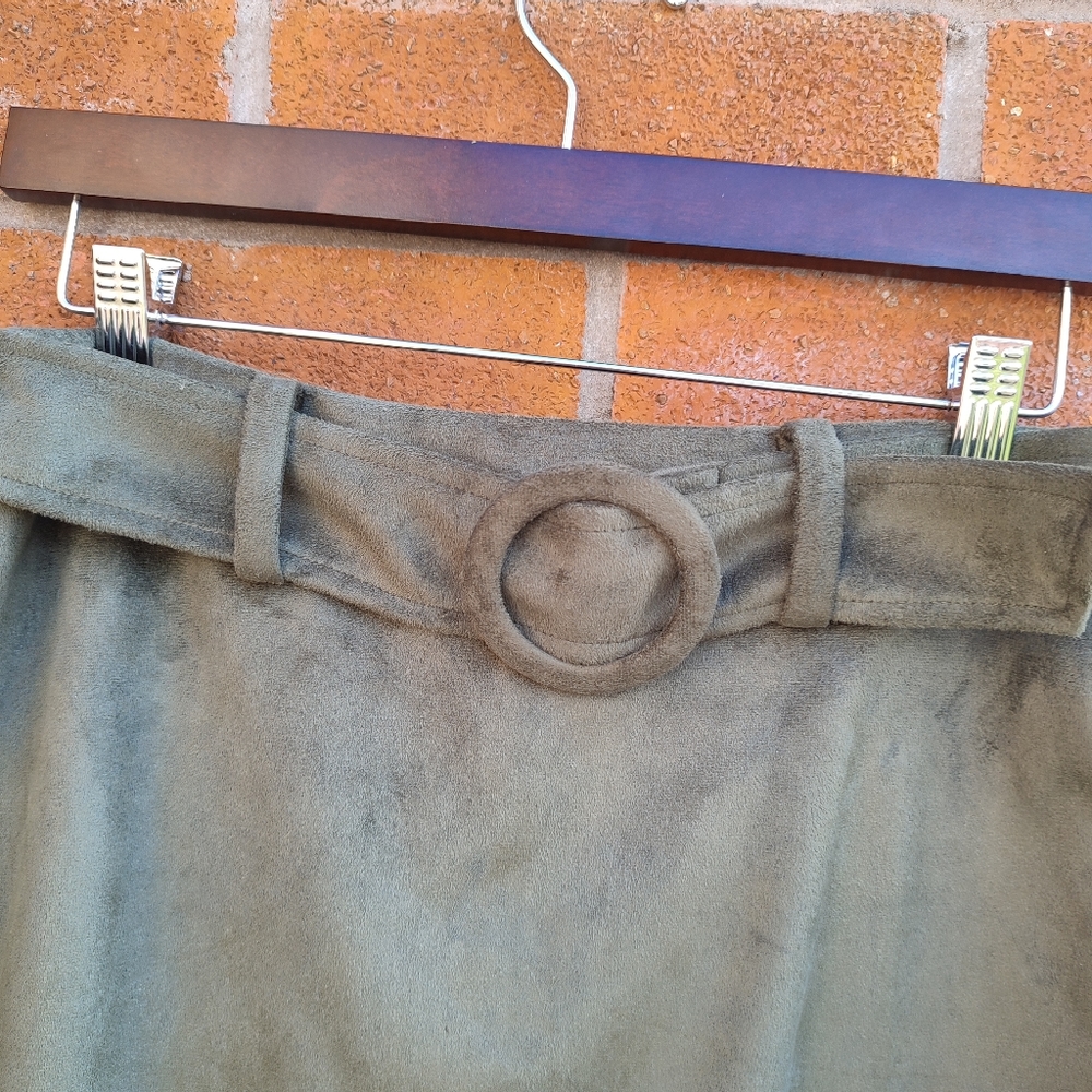 Green Skirt With Belt - Picture 2 of 5